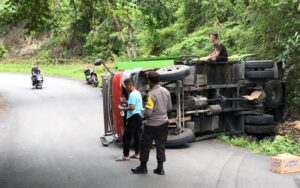 Truk Bermuatan Air Minum Terguling di Tanjakan Keles, Sopir Selamat