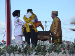 Upacara HUT RI ke-79 di Pulau Taliabu Berlangsung Khidmat Dengan Pakaian Adat