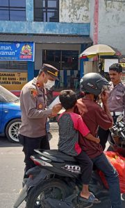 Polsek Tobelo Bagikan Masker untuk Warga Terdampak Abu Vulkanik Gunung Dukono