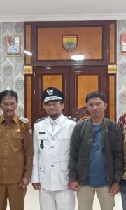 Lantik PJ Kades Luhutuban, Bupati SBB Tekankan Percepatan Pemilihan Kades Antar Waktu