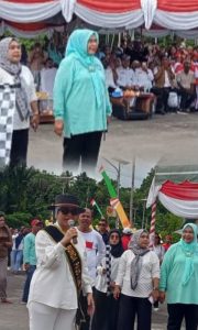 Meriakan HUT RI Bunda PAUD Kabupaten SBB Buka Lomba Gerak Jalan Tingkat SD SMP
