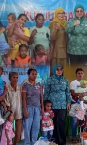 Ketua TP PKK SBB Serahkan Bantuan Obat dan Pangan Bergizi untuk Anak Stunting di Nurue dan Waisari
