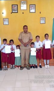 Pemdes Kilo Salurkan BPJS Gratis untuk 10 Siswa SD GPM