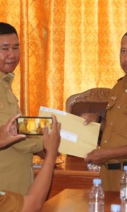 Wabup La Ode Yasir Pimpin Penyerahan LHP Desa di Pulau Taliabu