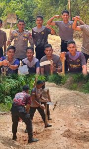 Cegah Kecelakaan, Sat Sabhara Taliabu Turun Perbaiki Jalan Tanjakan Kawalo