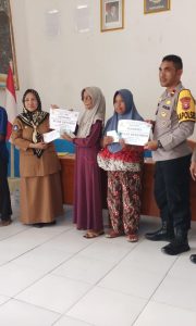 Pemdes Sahu Salurkan BLT DD kepada 34 KPM, Didampingi Kapolsek Gela