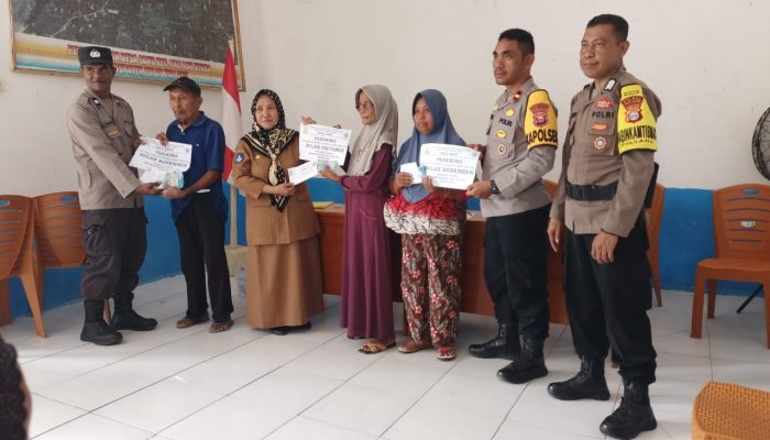Pemdes Sahu Salurkan BLT DD kepada 34 KPM, Didampingi Kapolsek Gela