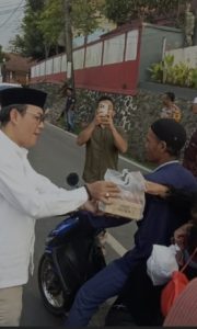 Kades Sumur Batu Turun ke Jalan, Bagikan Ratusan Takjil untuk Warga