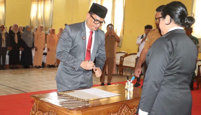 Resmi Dilantik, Dr. Yosar Kardiat Jabat Sekda Definitif Pulau Taliabu, Bupati Tekankan Penguatan Reformasi Birokrasi