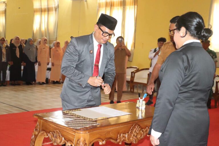 Resmi Dilantik, Dr. Yosar Kardiat Jabat Sekda Definitif Pulau Taliabu, Bupati Tekankan Penguatan Reformasi Birokrasi