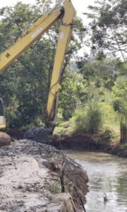 Gencar Mitigasi Banjir, Pemkab Bogor Keruk Sedimentasi Kali Cibeuteung Rancabungur
